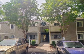 Building Photo - 600 Reusens Rd