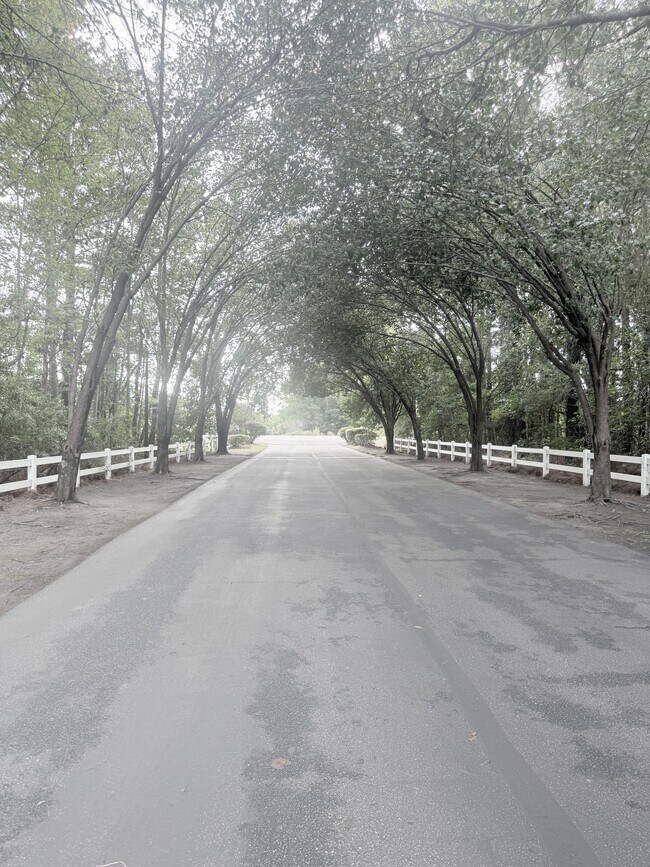 Foto del edificio - 8558 Hopkins Cir