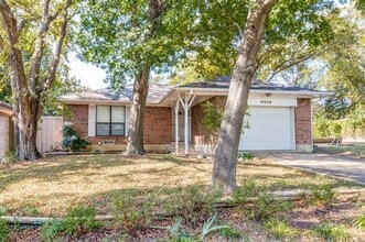 Building Photo - 10350 Country Club Dr