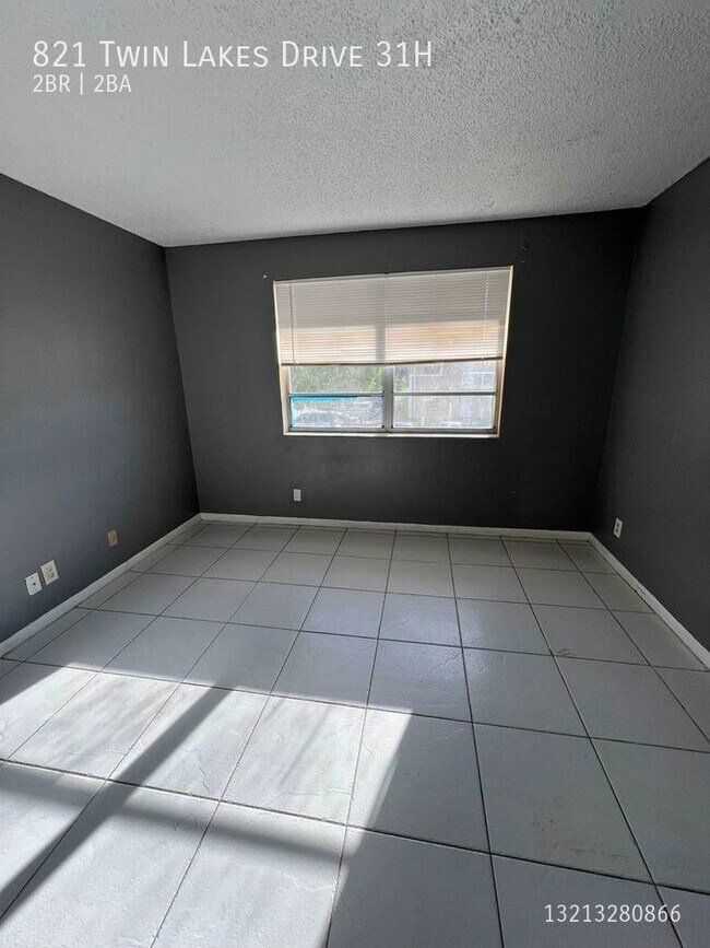 Building Photo - 821 Twin Lakes Dr