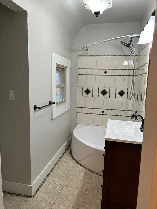 Building Photo - 417 Nicolet Blvd