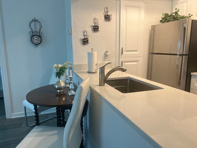 Foto del edificio - NEW PRICE on Adorable 1BR/1BA Condo in Downtown Venice