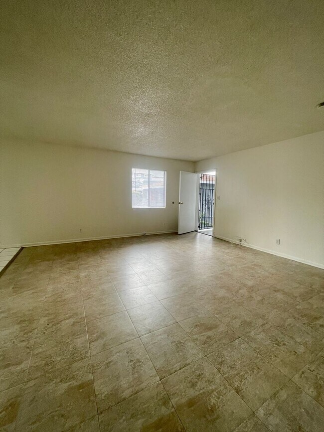 Building Photo - Specious 2 Bedrooms 1 Bathroom with Parking!