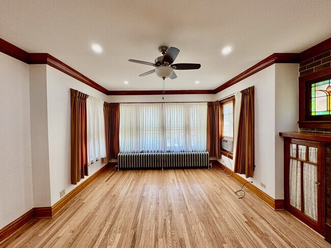 Foto del edificio - 5311 W Byron St