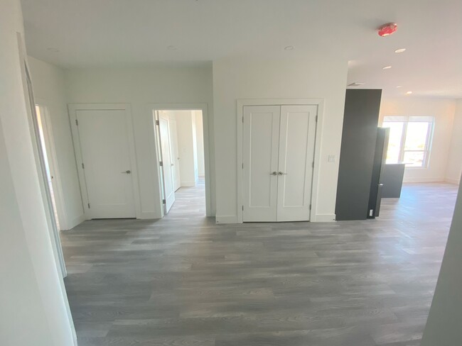 Building Photo - Beautiful New 2 Bed 2 Bath