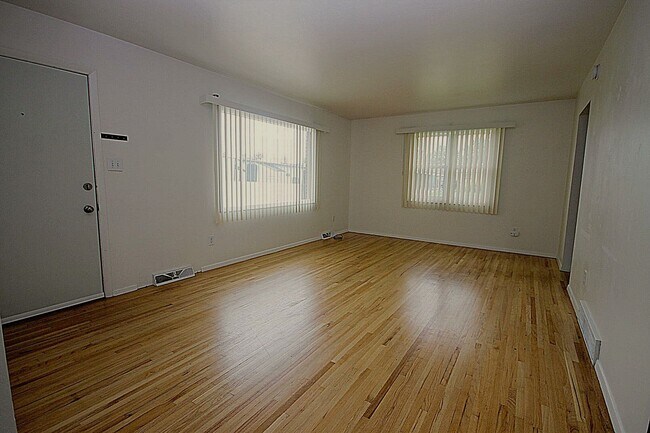 Foto del edificio - Well cared for East End Duplex