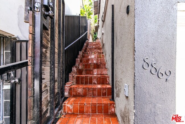 Foto del edificio - 8869 Lookout Mountain Ave