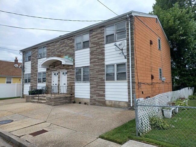 Building Photo - 1653 Beach Ave