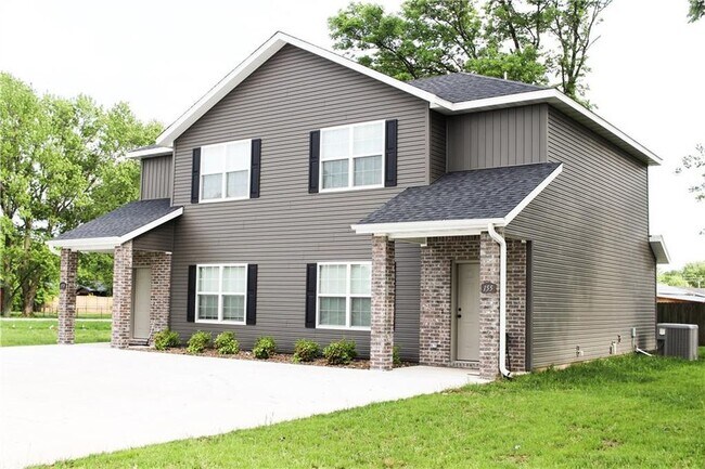 Building Photo - 153 Hall Dr