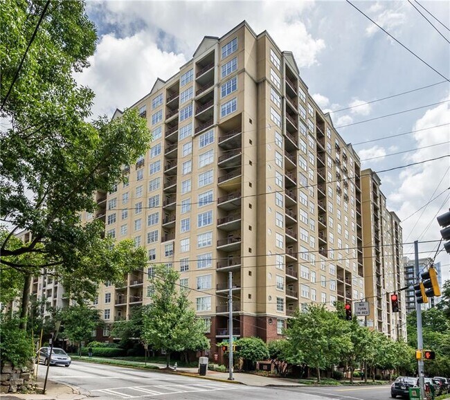 Park Central Exterior - 1101 Juniper St NE