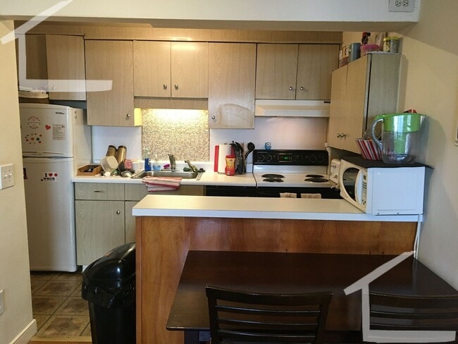 Building Photo - 6/1 Modern 2BR apartment near B/C trains, ...