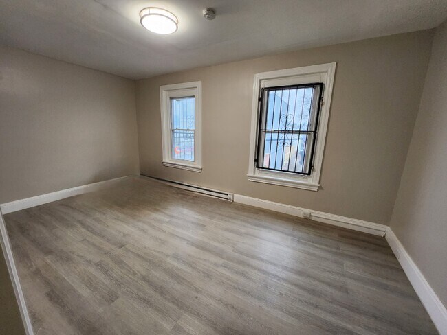 Building Photo - 348 W Queen Ln