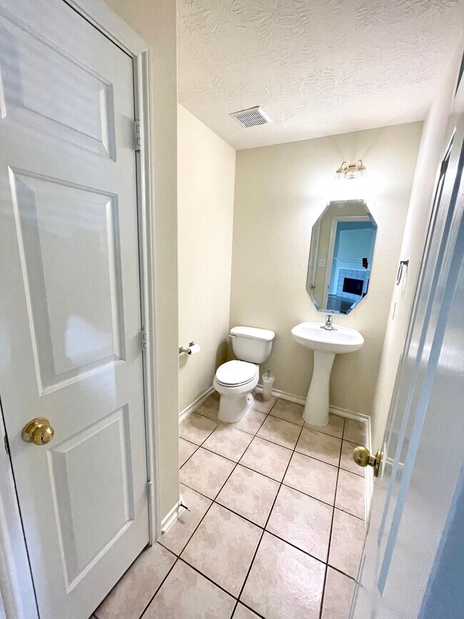 Baño de servicio con práctico espacio de almacenamiento. - 18911 Piney Bend Ct