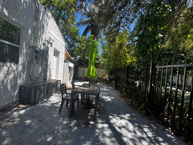 Foto del edificio - 160 NW 60th St