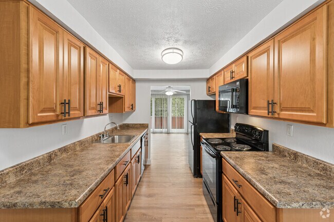 3 habitaciones, 2.5 baños - 1,750 pies cuadrados - Cocina - Monroeville Apartments at Deauville Park