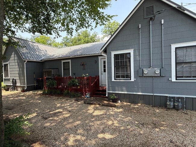 Building Photo - 716 E Austin St