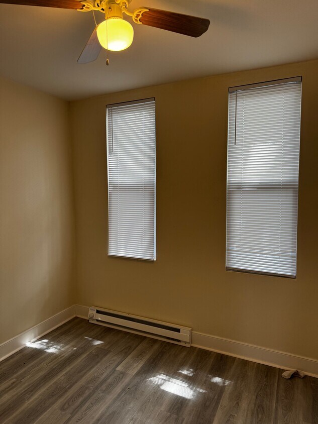 Building Photo - 2560 Bonnaffon St