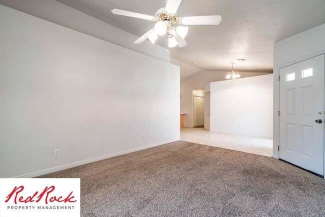 Foto del edificio - 3 Bed 2 Bath, 2 Car Garage with a Fully Fe...