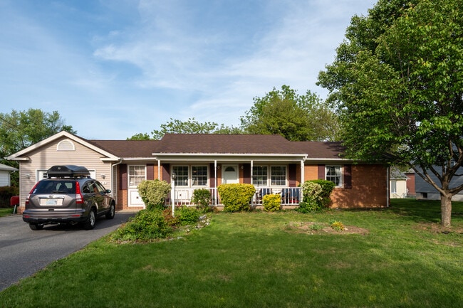 Foto del edificio - 316 Russelcroft Rd