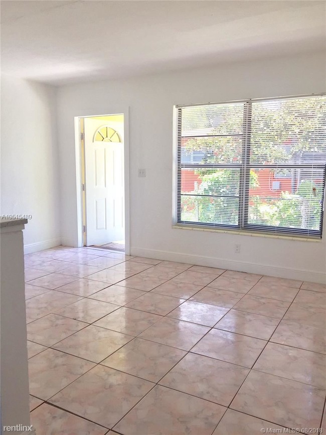 Building Photo - 2 br, 1 bath Duplex - 1720 NW 50th St # 1722