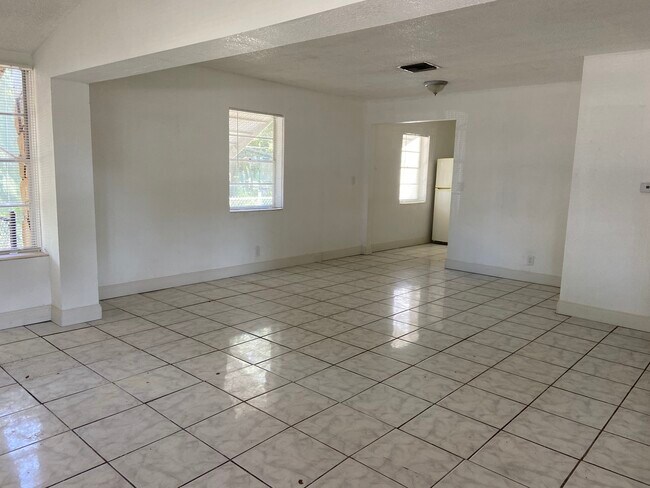 Building Photo - 2423 Coolidge St