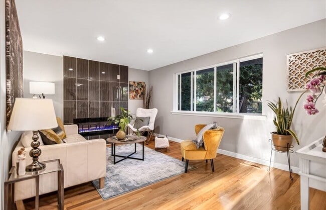 Building Photo - 4 Bed and 2 Bath Beautiful Bellevue Single...
