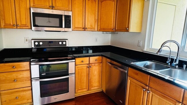 Building Photo - Charming 3BR/1.5BA Townhouse in Pleasanton...