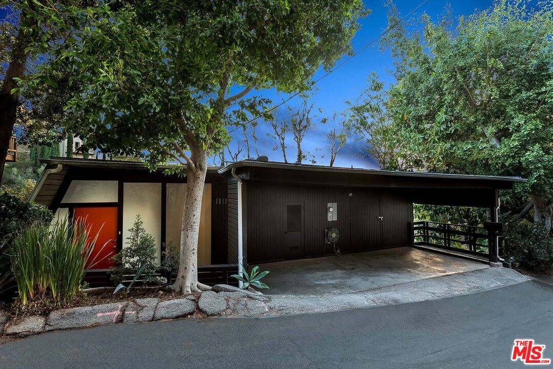 Primary Photo - 7912 Willow Glen Rd