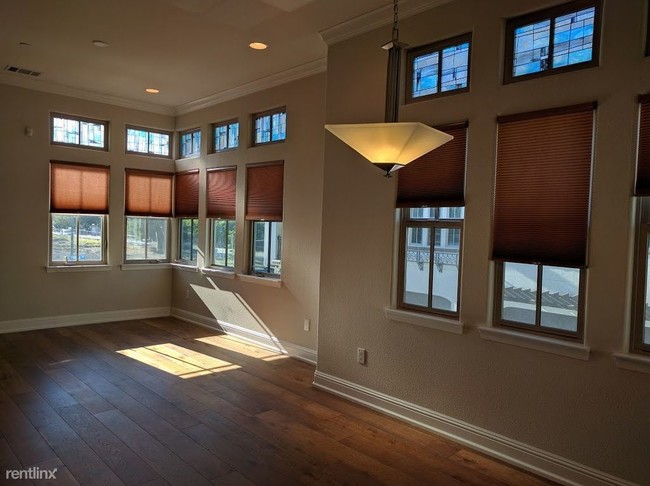 Building Photo - 2 br, 2.5 bath Townhome - 645 Tyrella Ave