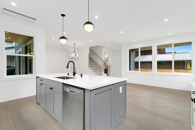 Foto del edificio - New Home Downtown Kirkland