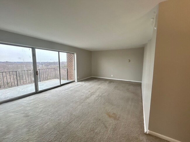 Building Photo - NEWLY AVAILABLE - RENOVATED 3 BR UNIT IN T...