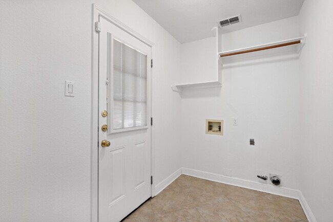 Foto del edificio - Move-in Ready 5 Bedroom, 3.5 Bathroom home...