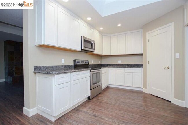 Building Photo - 1345 Shell Ct