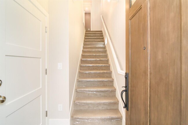 Foto del edificio - NEWER HOME -4 BED, 3.5 BATHS, 2 CAR GARAGE DOWNTOWN LIVING