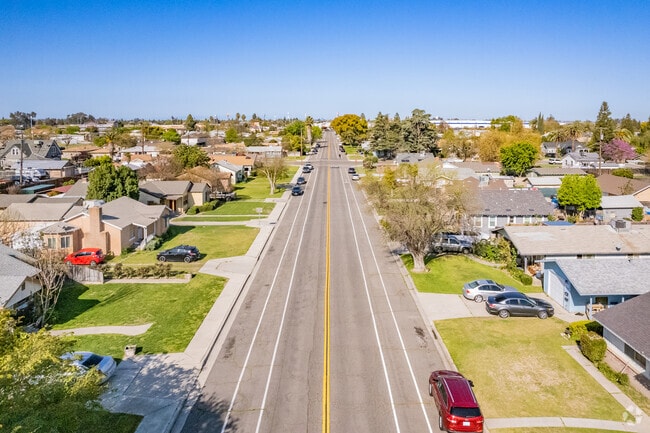 Looking East along Tulare Street in Kingsburg shows well manicured lawns