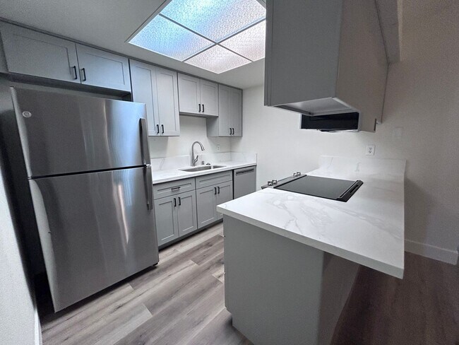Foto del edificio - 6852-6854 Trovita Way