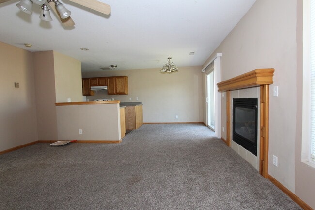 Dining Area - 915 Jackalope Ct