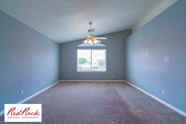 Building Photo - Dog Friendly - 3 Bedroom, 2 Bathroom Prope...