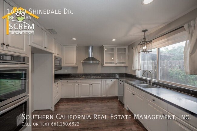 Foto del edificio - Updated Three Bedroom Townhouse in Canyon ...