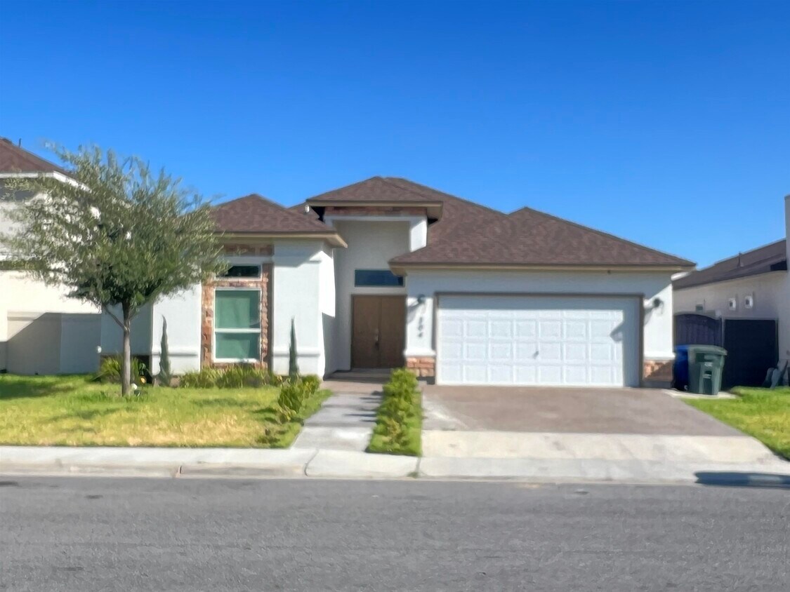 Primary Photo - 304 John Irving Dr
