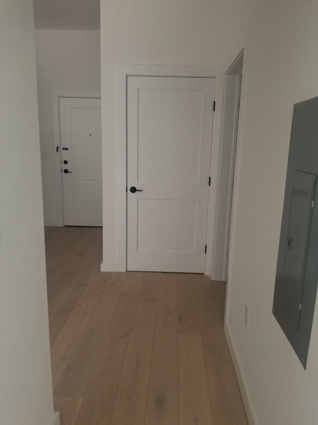 Building Photo - 425 3rd St