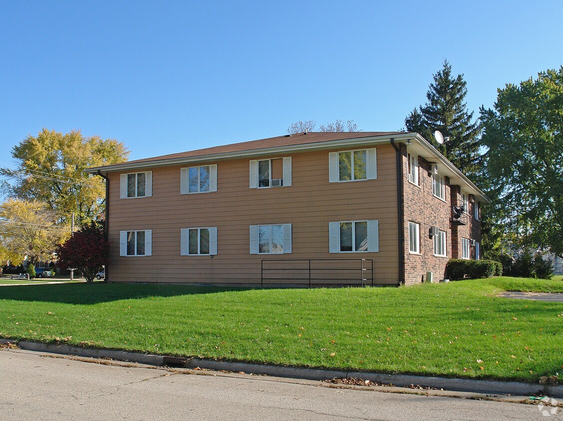 529 Main St, Waterford, WI 53185 Apartments in Waterford, WI