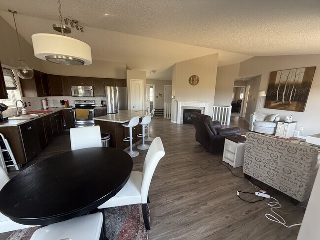 Building Photo - 4610-4662 62 Ave