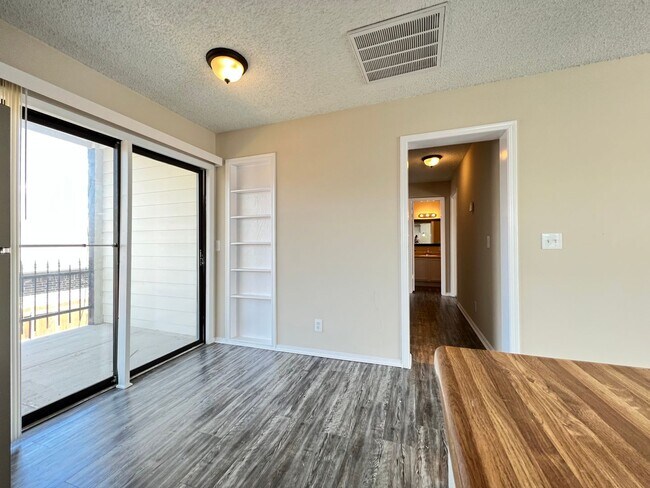 Building Photo - 2 Bedroom 2 Bath Apartment w/ Washer and Dryer Connections