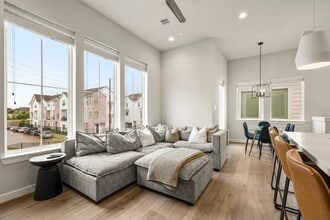 Building Photo - 726 Carriage Knls Dr