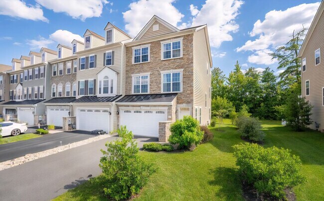 Foto del edificio - Spacious End-Unit Townhome for Rent in Meridian Crossing – 3BR, 4BA, 2-Car Garage. $3,095.00/month