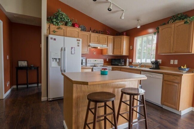 Building Photo - Beautiful 3 bedroom 2 bath Post Falls Home