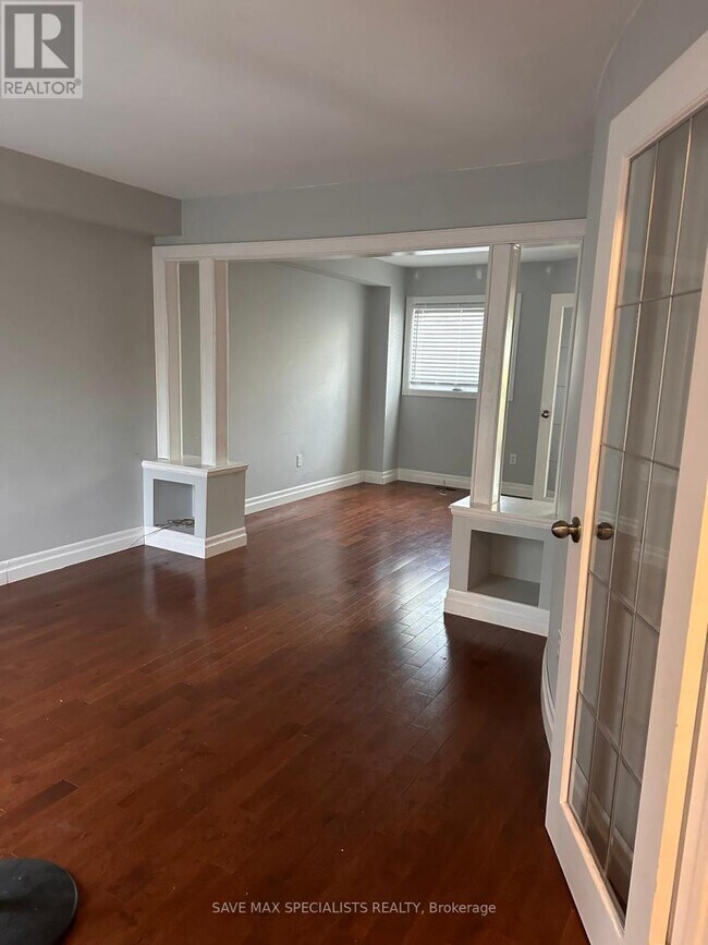 Photo du bâtiment - 5 McCullough Ave