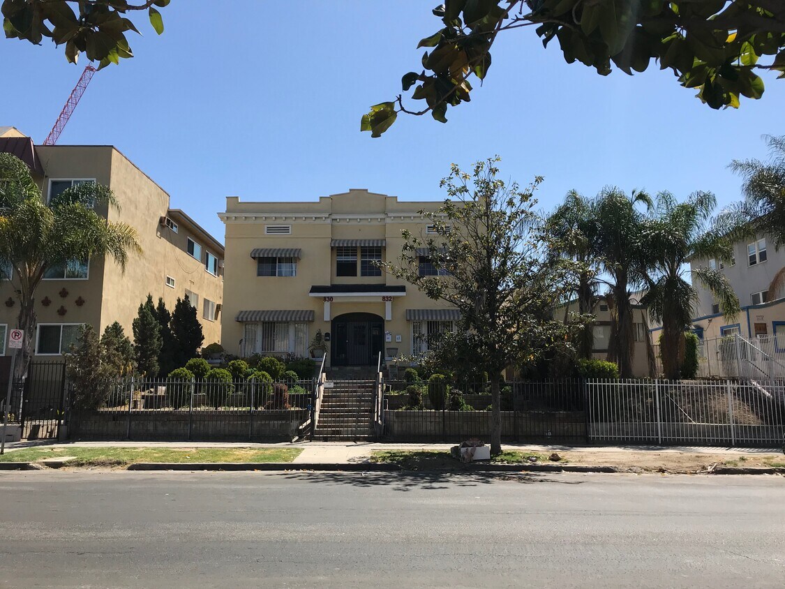 Foto principal - 832 S Catalina St