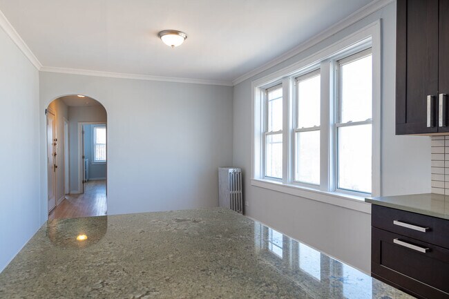 Foto del edificio - 5850 W Higgins Ave